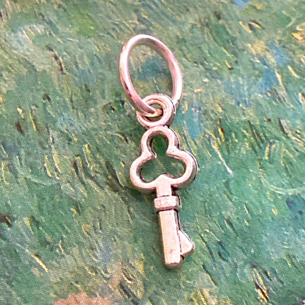 5/$10❤️❤️❤️NEW TIBETAN SILVER KEY CHARM